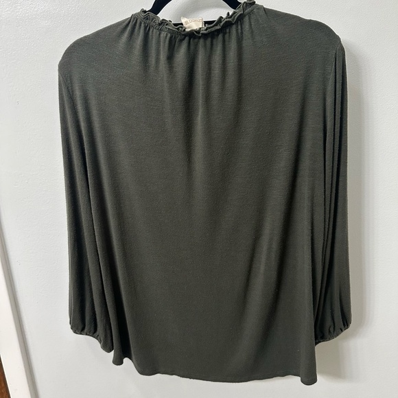 Chico’s Sz 1 (US M/L) Dark Khaki/Olive Green Ruffle Detail V Neck Top GUC - Picture 4 of 10